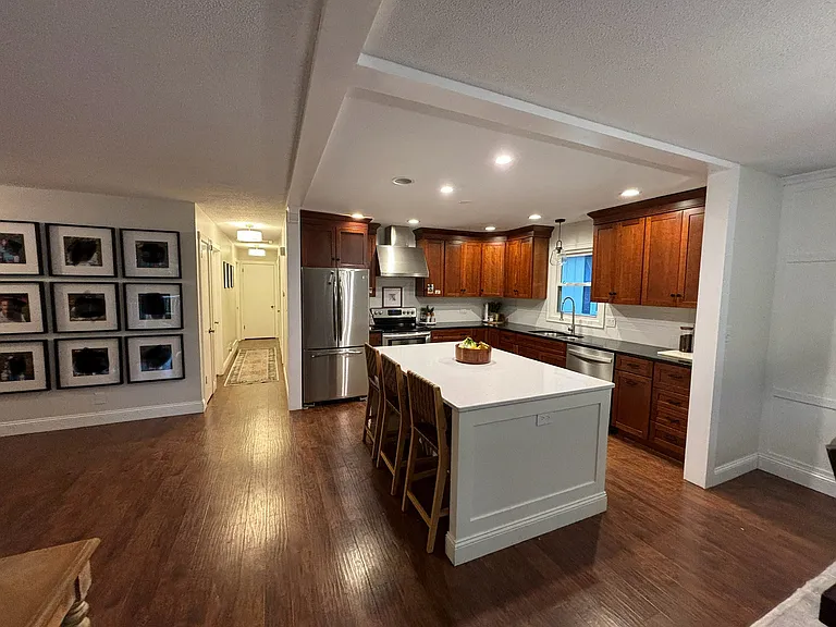 136 Lost Tree Dr — Photo 2