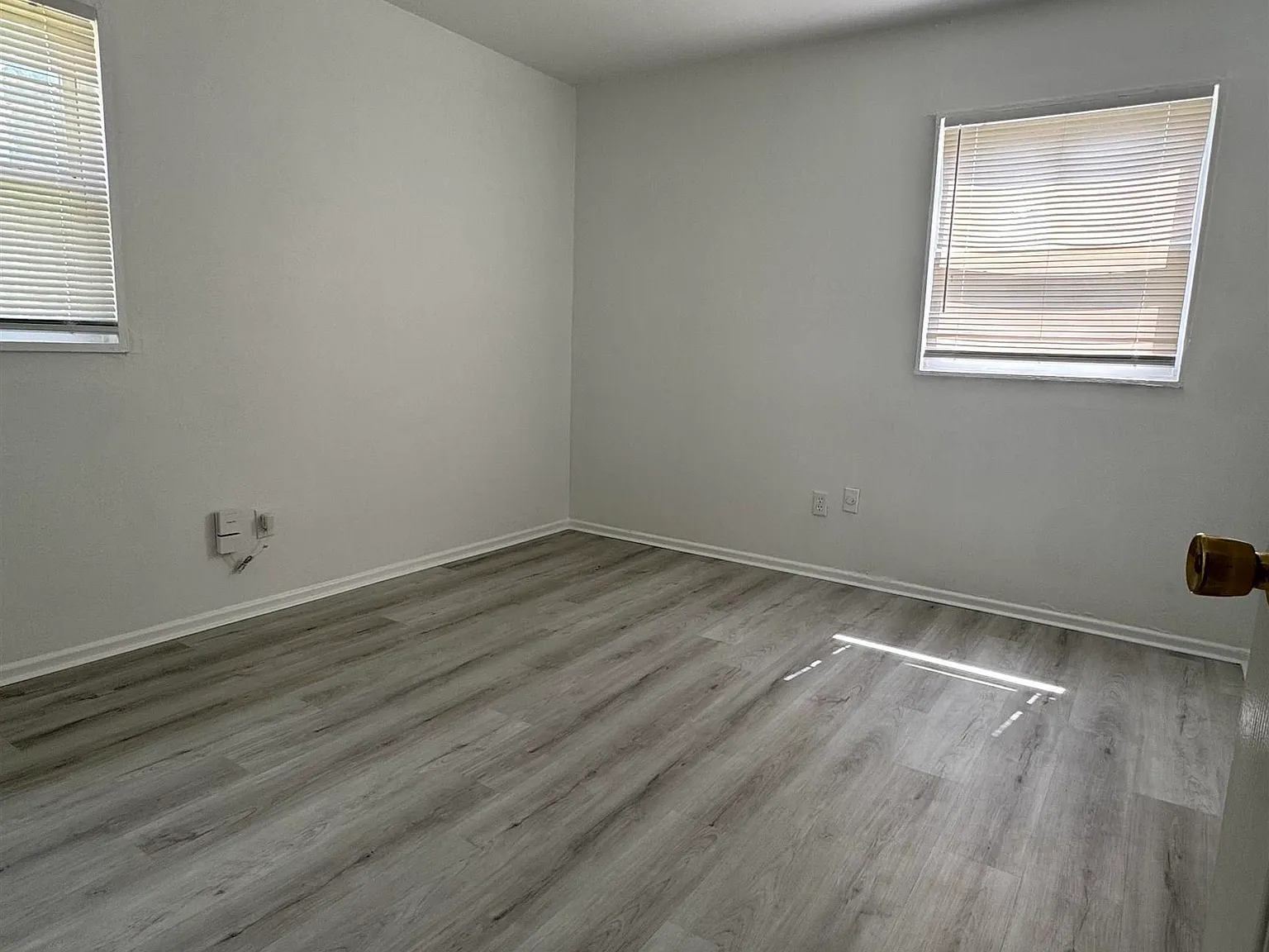 3 bed, 1.0 bath, 864 sqft, $1,100 — Photo 3
