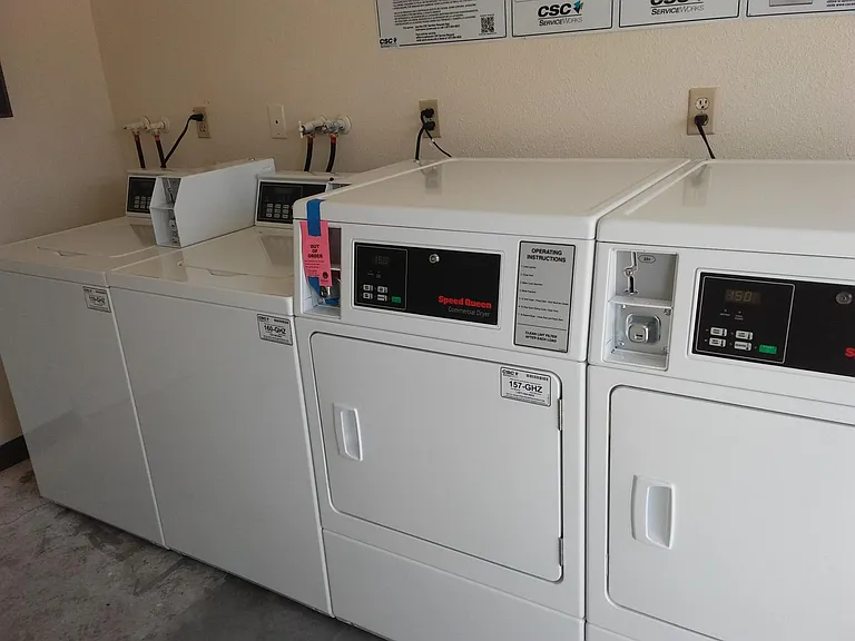 2 washers
2 dryers