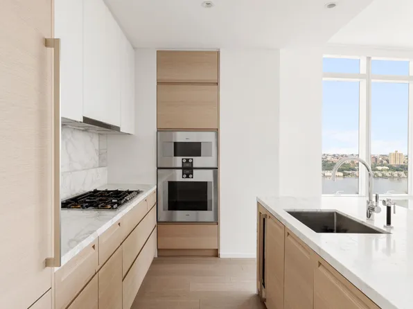 30 Riverside Boulevard image 5 of 11