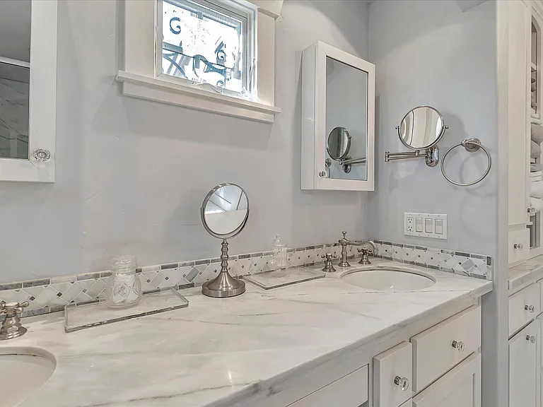 1568 Mariposa Ave — Photo 35