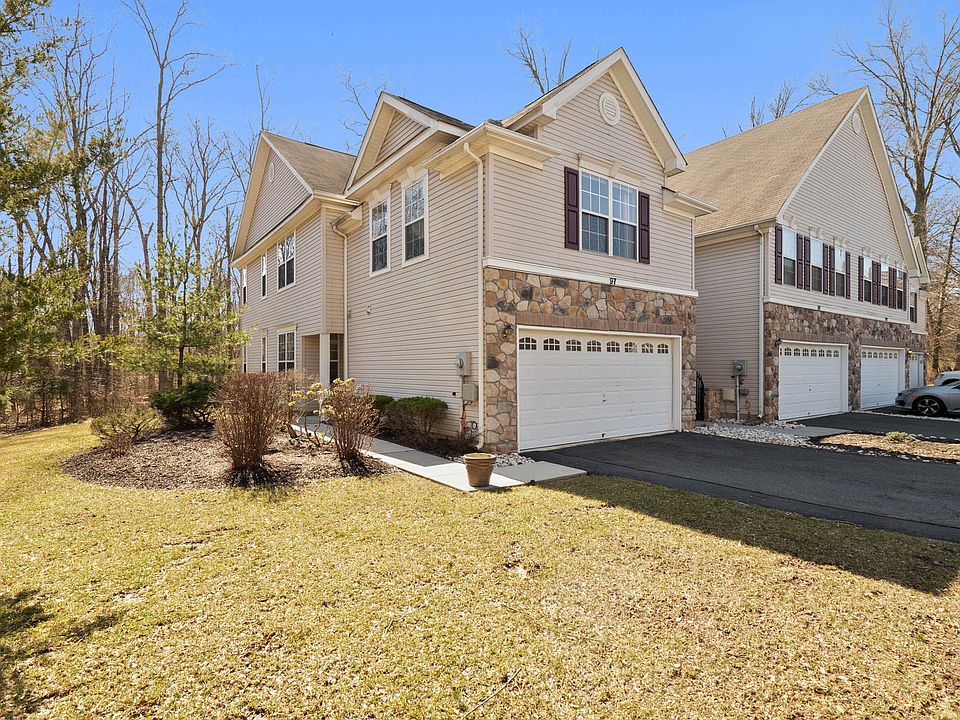 End-Unit Cul-de-Sac Townhome