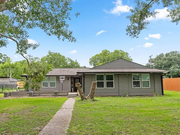 910 7th St, Bay City, TX 77414