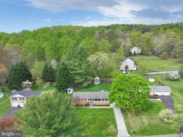 25 Honeybee Ave, Round Hill, VA 20141