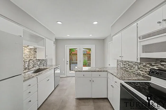Building Photo - 6433 Kenwick Ave
