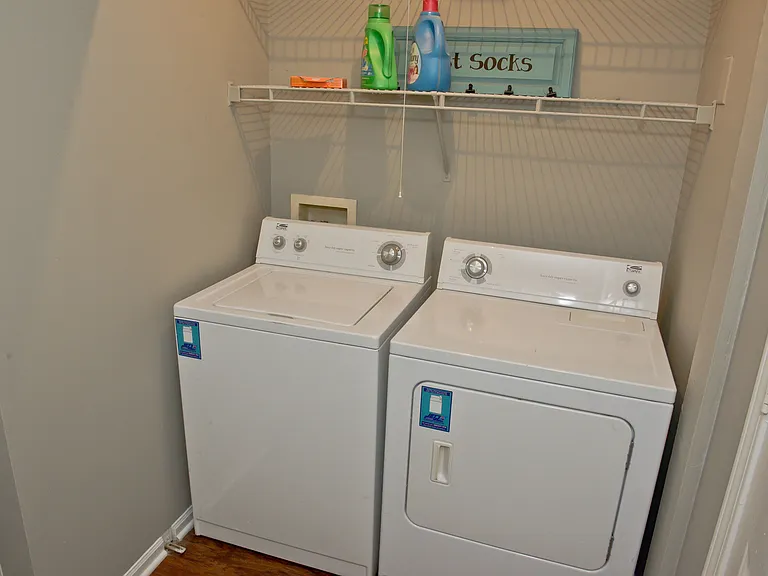 Lakeview Court Apartments — Photo 10