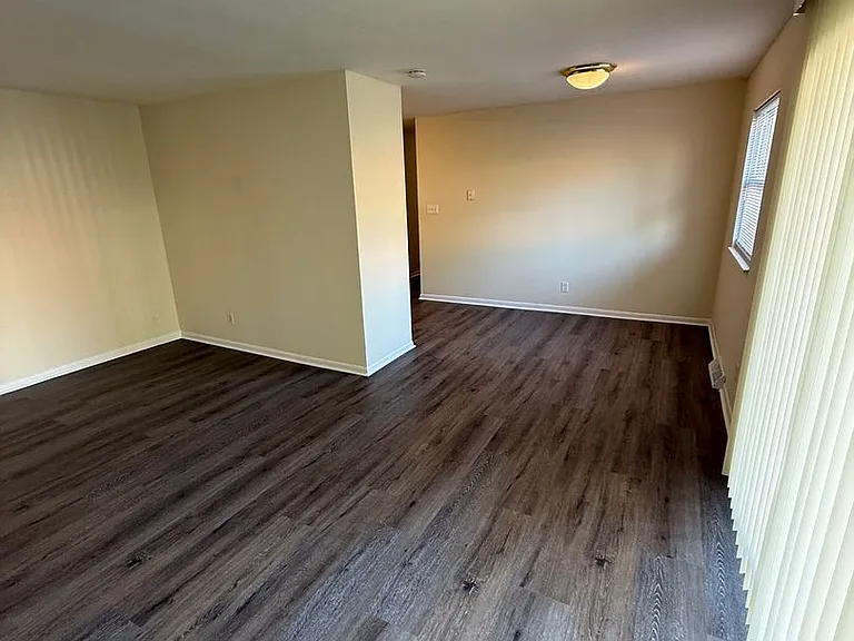 Lawrence Glen Apartments — Photo 32