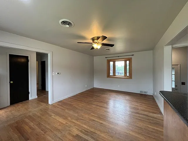 2125 Stirling St — Photo 11