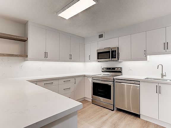2nd image of 188 Spadina Ave #405