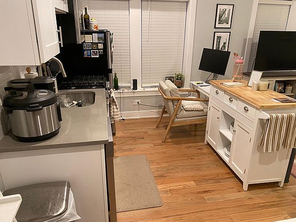 4th image of 356 W Dickens Ave #2E