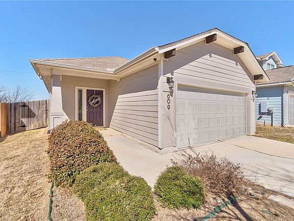 2nd image of 609 Twisted Oaks Ln