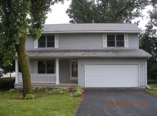 833 Shawnee Trl, Lake In The Hills, IL 60156