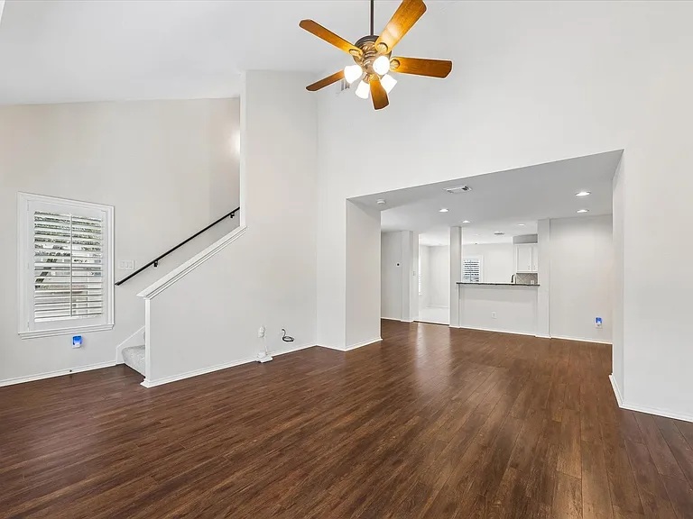 922 W Heights Hollow Ln — Photo 5