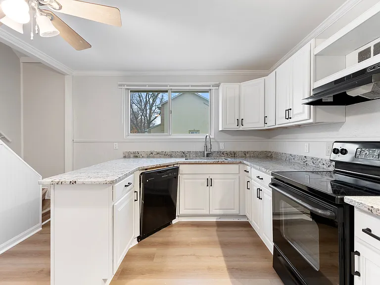 3010 Hessel Ave — Photo 11