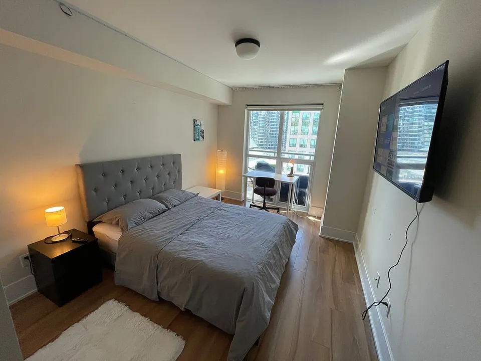 300 Front St W #813A