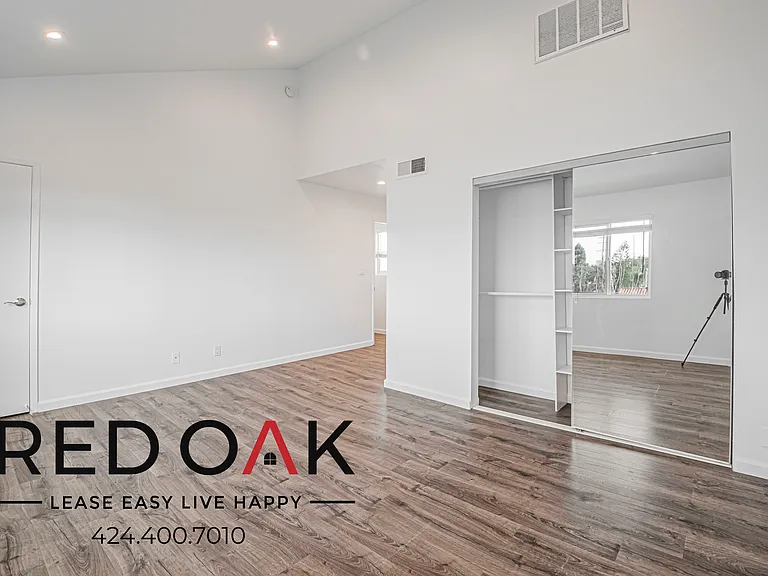 11218 Oxnard St #5 — Photo 2