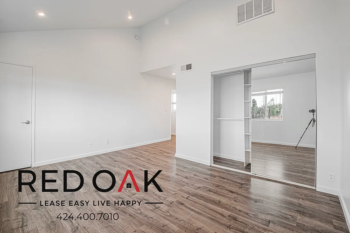 Building Photo - 11218 Oxnard St #5