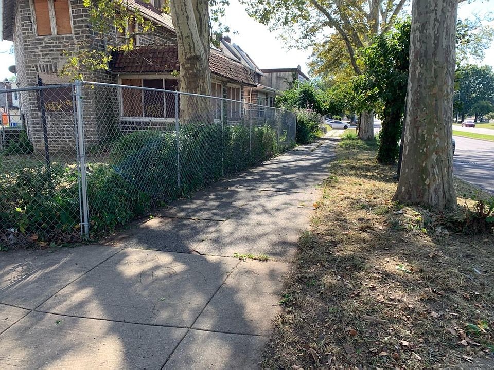 2nd image of 700 W Roosevelt Blvd
