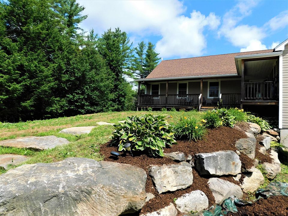 Beautiful Gardens - Walk to Front Porch Entry