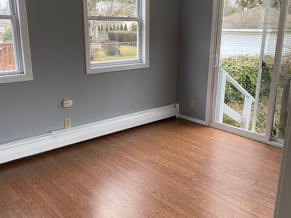 5th image of 39 Paumanake Ave