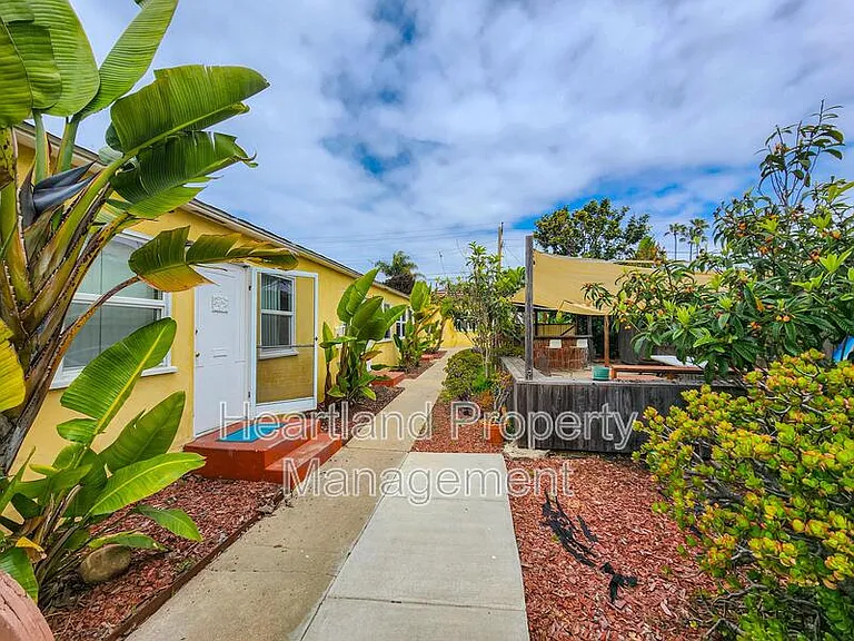 848 1/2 Emerald St — Photo 1