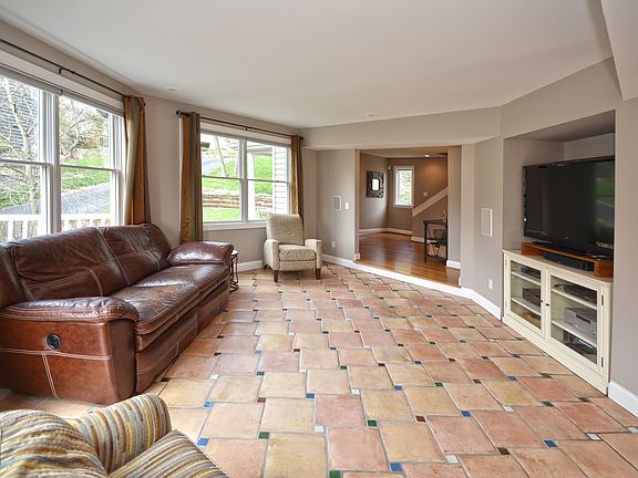 5th image of 3605 Archer Ave