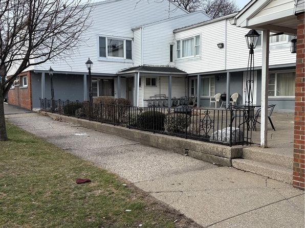 19 California Dr APT 5