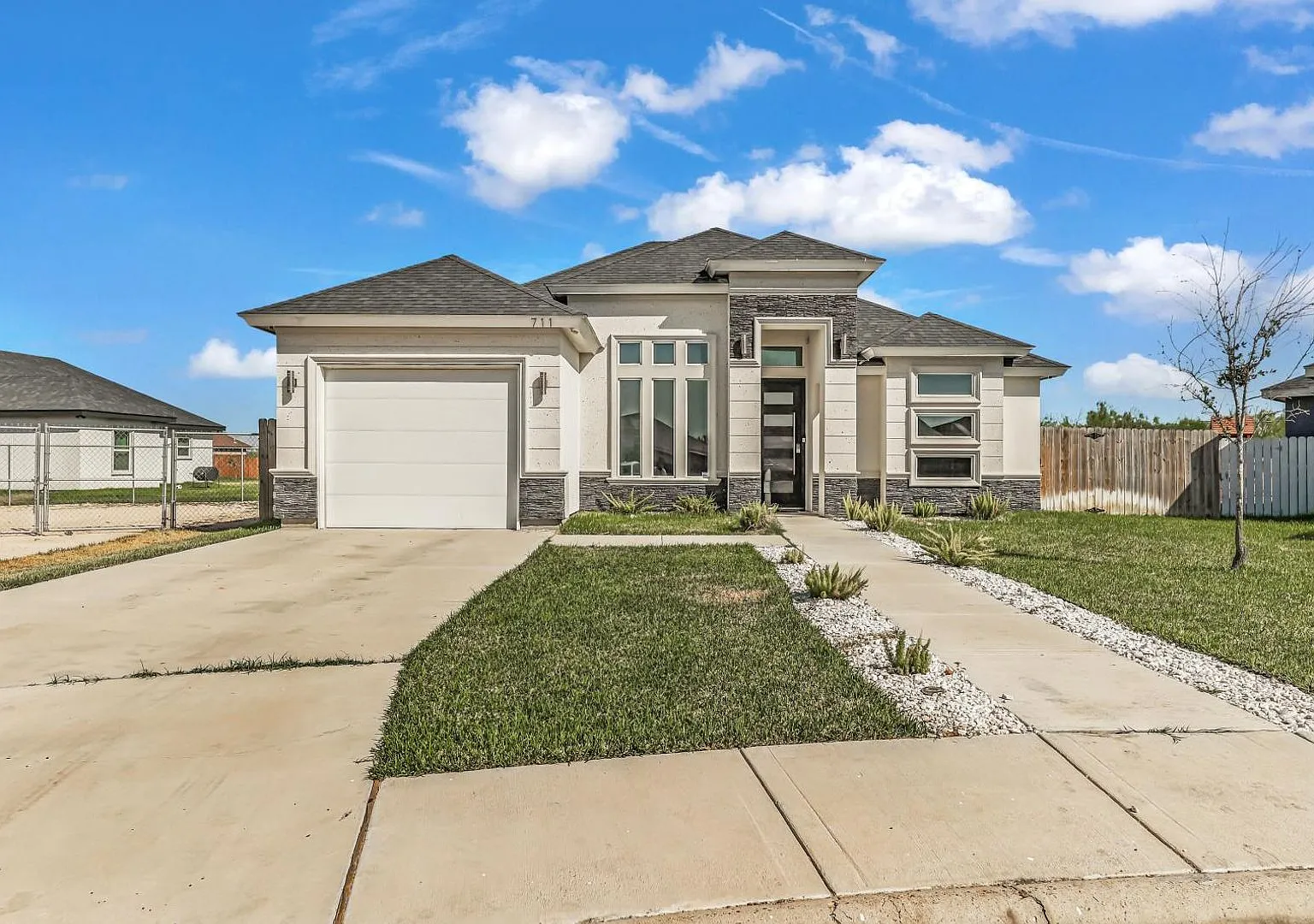 Spacious 3 Bedroom Home In Hidalgo! — Photo 1
