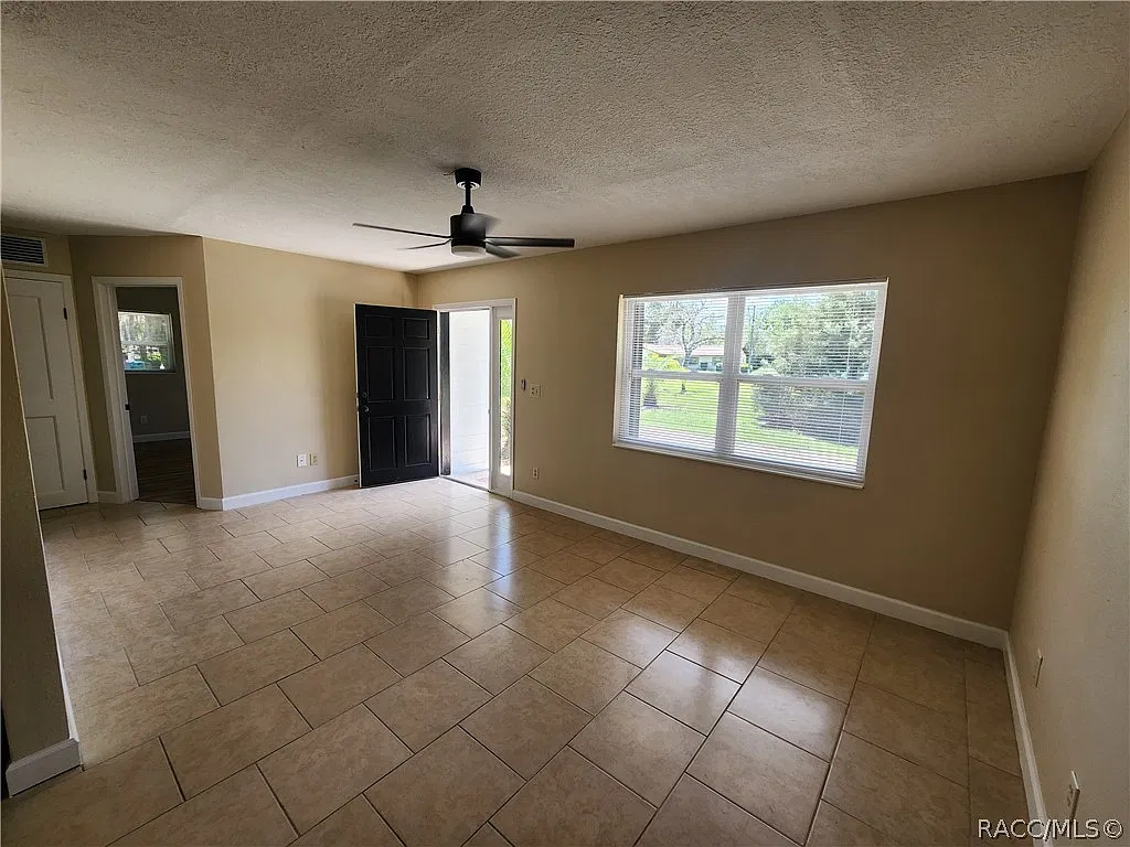 3 bed, 2.0 bath, 1360 sqft, $1,800 — Photo 3