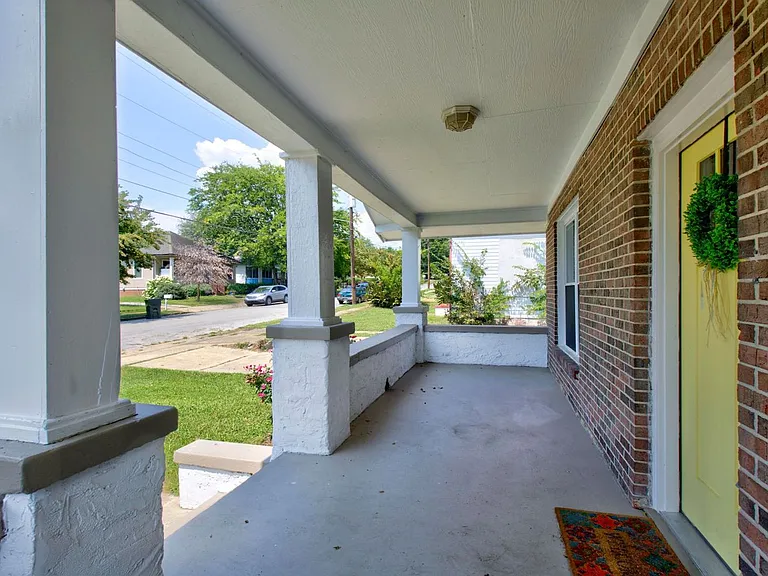 2111 Oak St — Photo 2