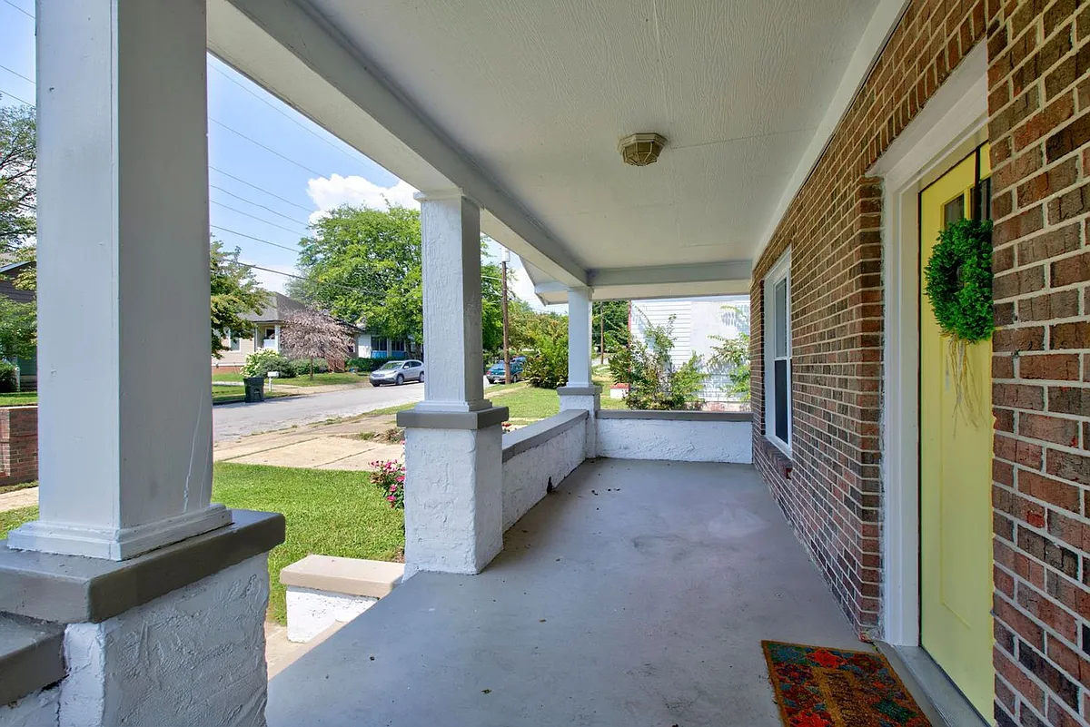 Building Photo - 2111 Oak St