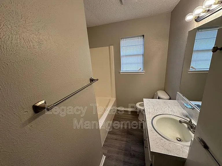 1116 N Nolan River Rd #B — Photo 7