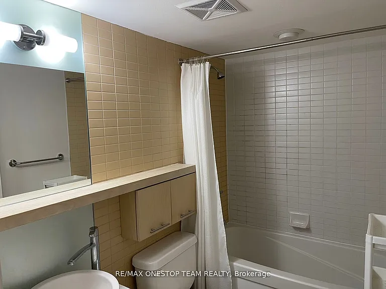 21 Carlton St #406 — Photo 11