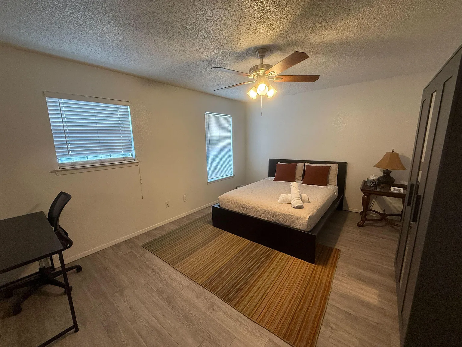 4 bed, 1.0 bath, 1400 sqft, $1,122 — Photo 2