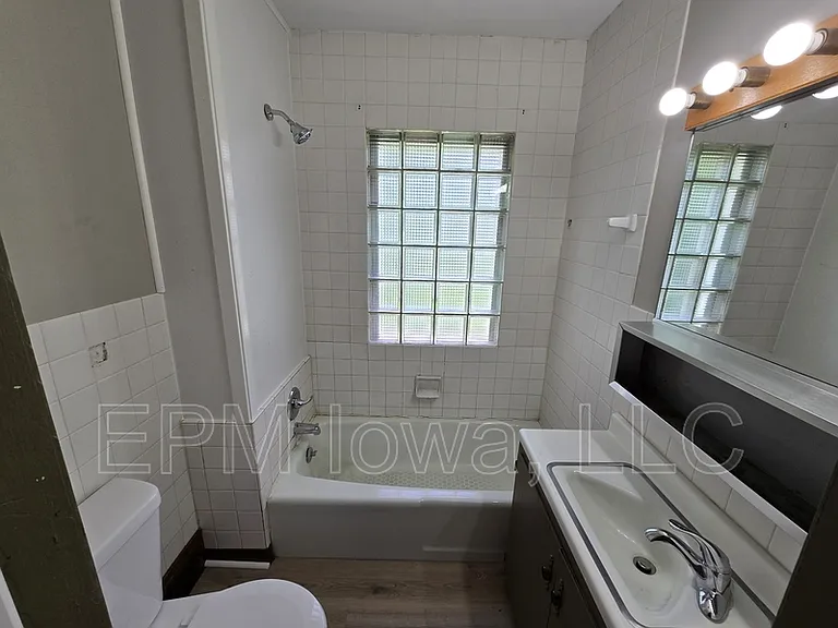 947 Newton St — Photo 17