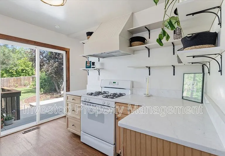 3077 Benton St — Photo 13