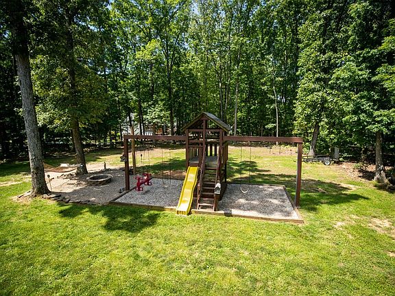 3rd image of 200 Jefferson Woods Dr