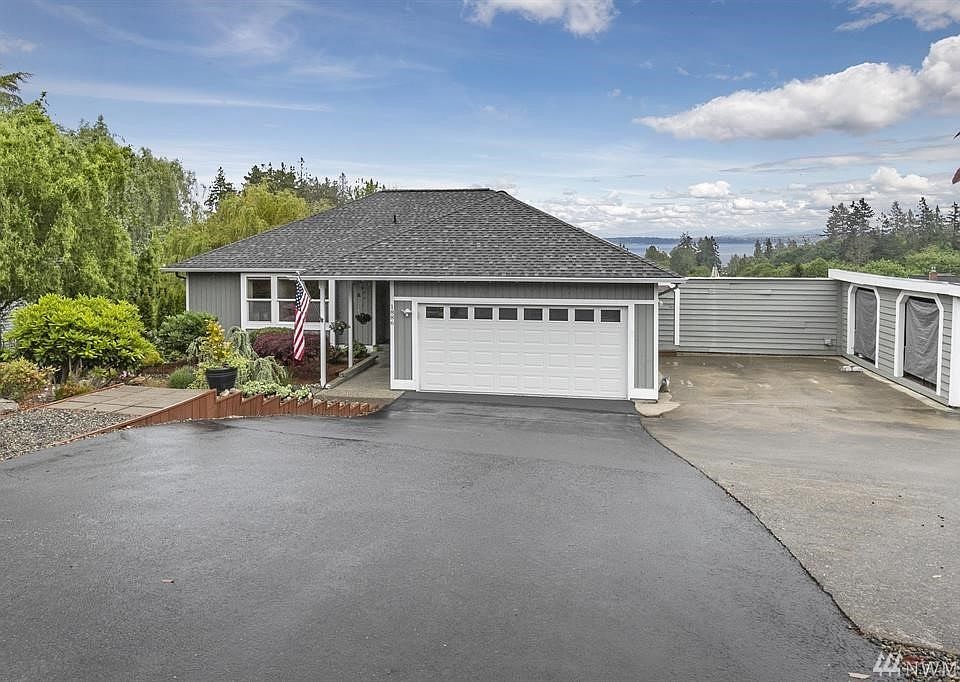 1st image of 1886 Salal St E