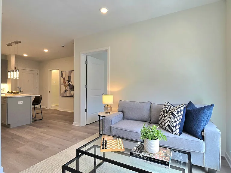 135-137 Fairfield Rd #203 — Photo 4
