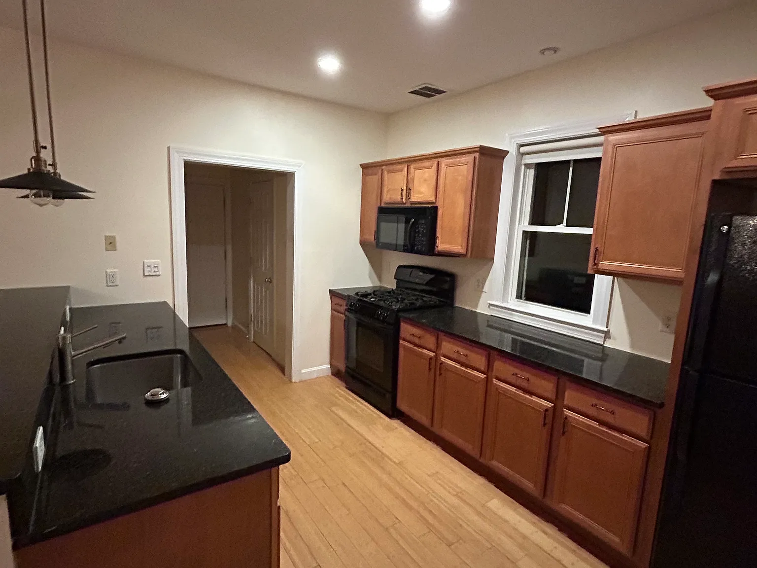 3 bed, 1.5 bath, 1000 sqft, $3,750 — Photo 4
