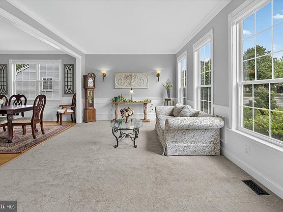 3rd image of 407 Denow Rd