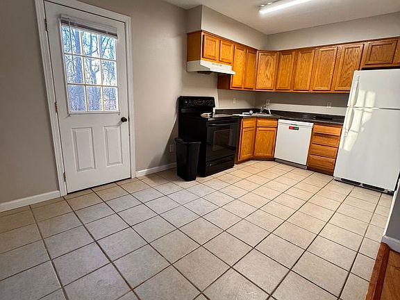 4th image of 910 Ann Marie Dr