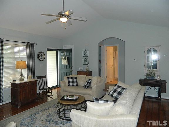 3rd image of 60 Snowberry Ln