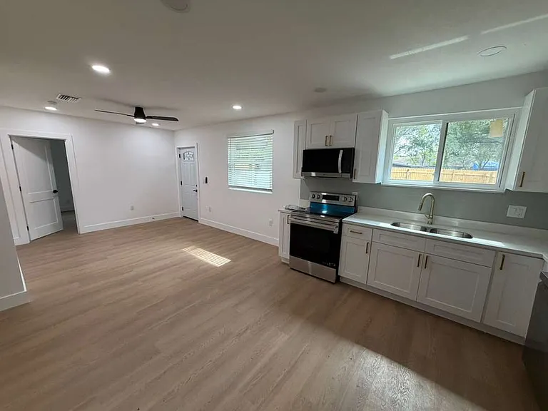 1802 E Diana St — Photo 3