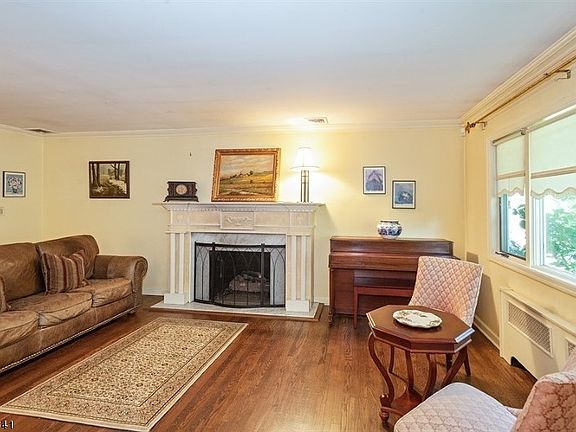 5th image of 16 Evergreen Dr