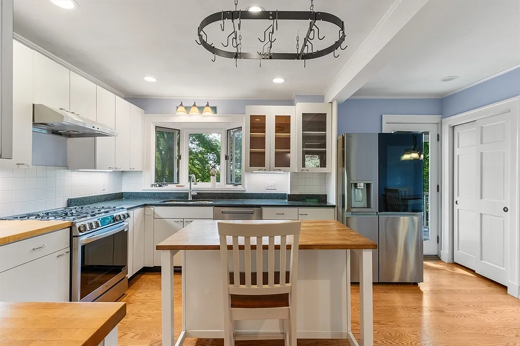 6 bed, 3.0 bath, 3000 sqft, $7,500 — Photo 3