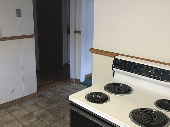 3rd image of 608 Ord St