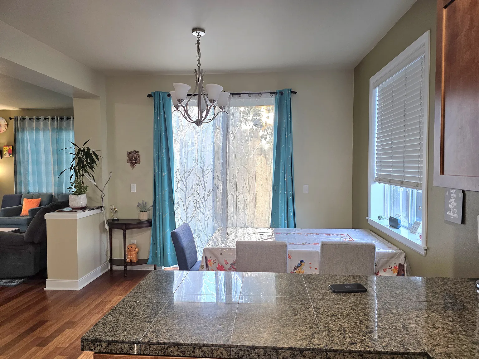 3 bed, 2.5 bath, 1740 sqft, $3,400 — Photo 4