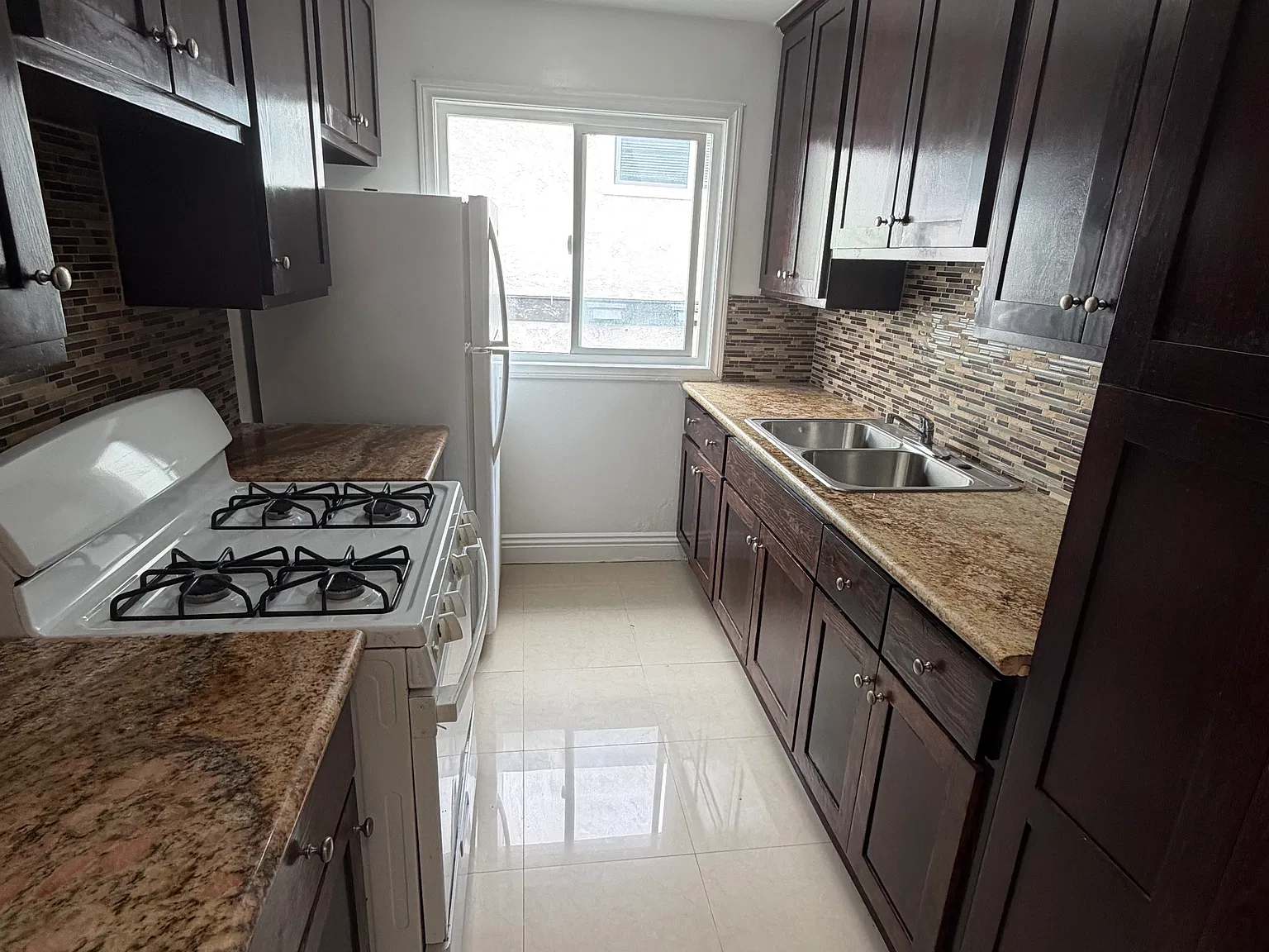 2 bed, 900 sqft, $1,990 — Photo 2