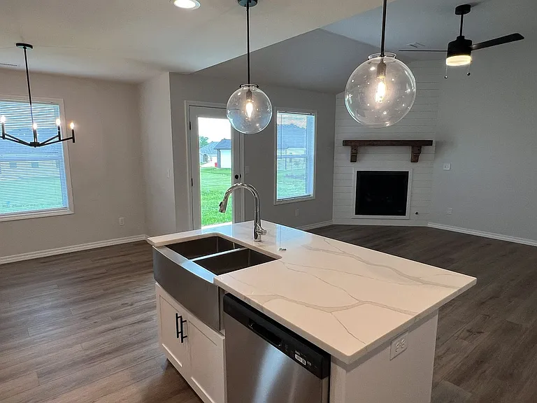 665 W Pinewood St — Photo 4